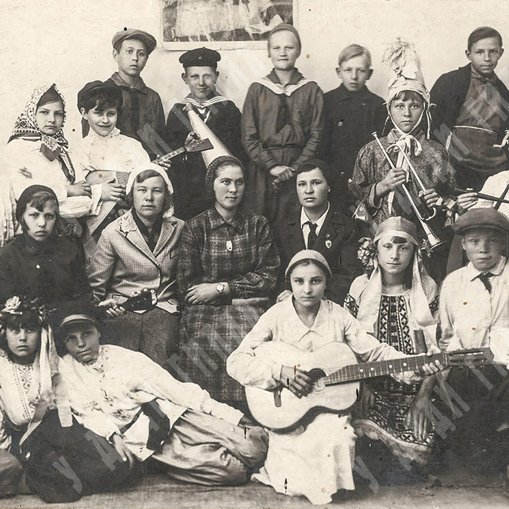 Кружок затейников при пионер-клубе. Чистополь. Чёрно-белая фотография. Из архива Эфенди Т. 1934 г.