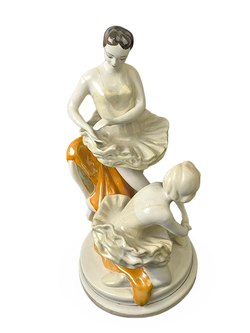 Фарфоровая статуэтка "Балерины перед выступлением" Славянск