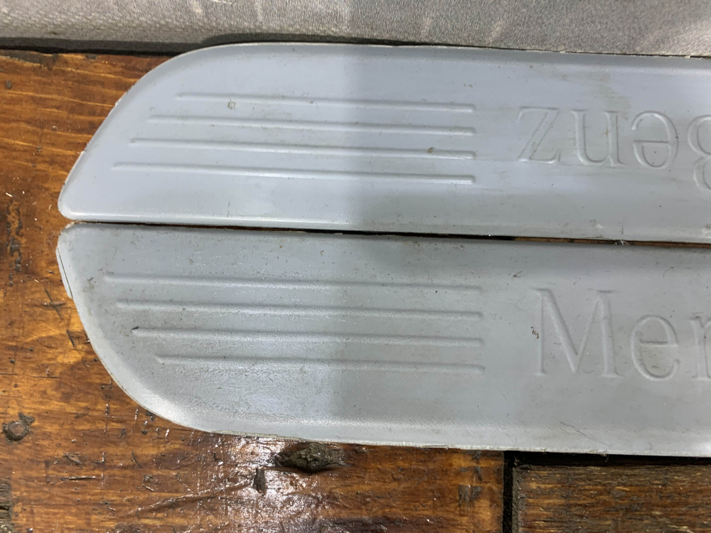 Накладки порога комплект Mercedes C (W205) 14-нв Б/У Оригинал A2056800035