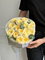 Моно букет из кустовой пионовидной розы и эвкалипта