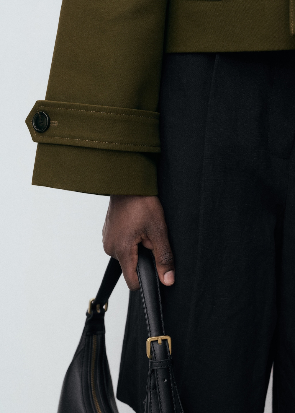 Короткий тренч оверсайз с двубортной застежкой на пуговицы