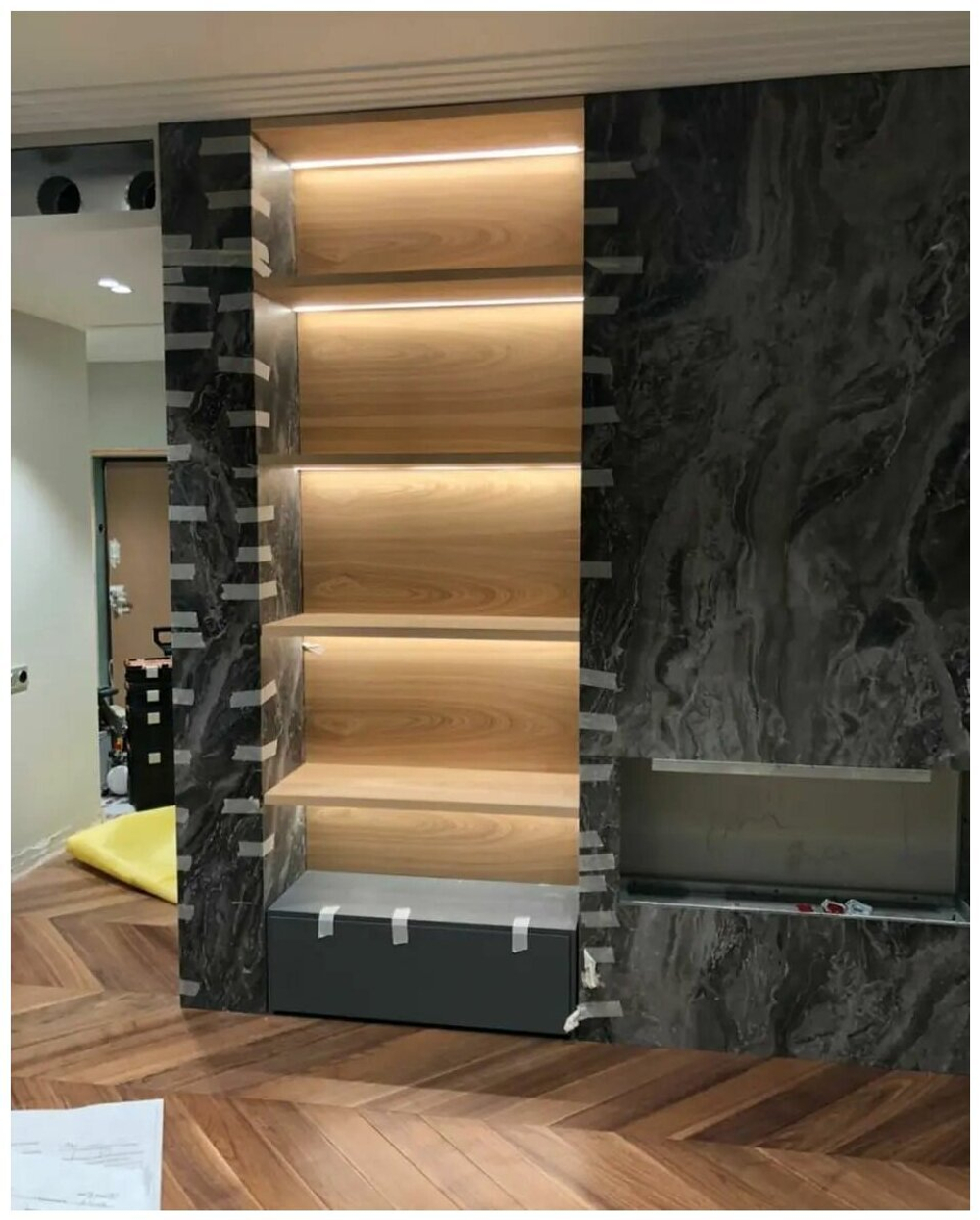 Встроенный стеллаж с подсветкой