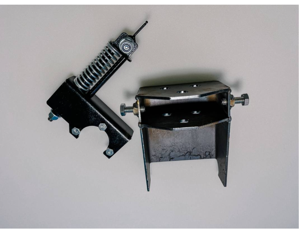 Сцепка и натяжитель ремня для косилки