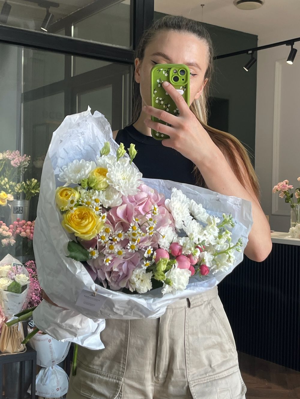 Букет сборный из гортензии, ромашки, кустовых пионовидных роз и лизиантуса