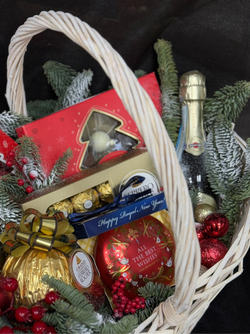 Новогодний набор конфет и чая, декорированный ароматными веточками живого нобилиса, новогодними шарами, Шампанское в ПОДАРОК