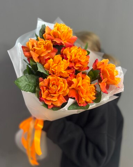 Букет с 7 французскими розами сорта "Атомик"