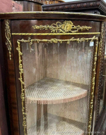 Угловая старинная витрина