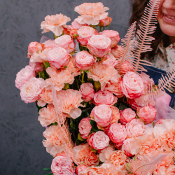 75. Уютный букет в персиково-розовой гамме с кустовыми розами