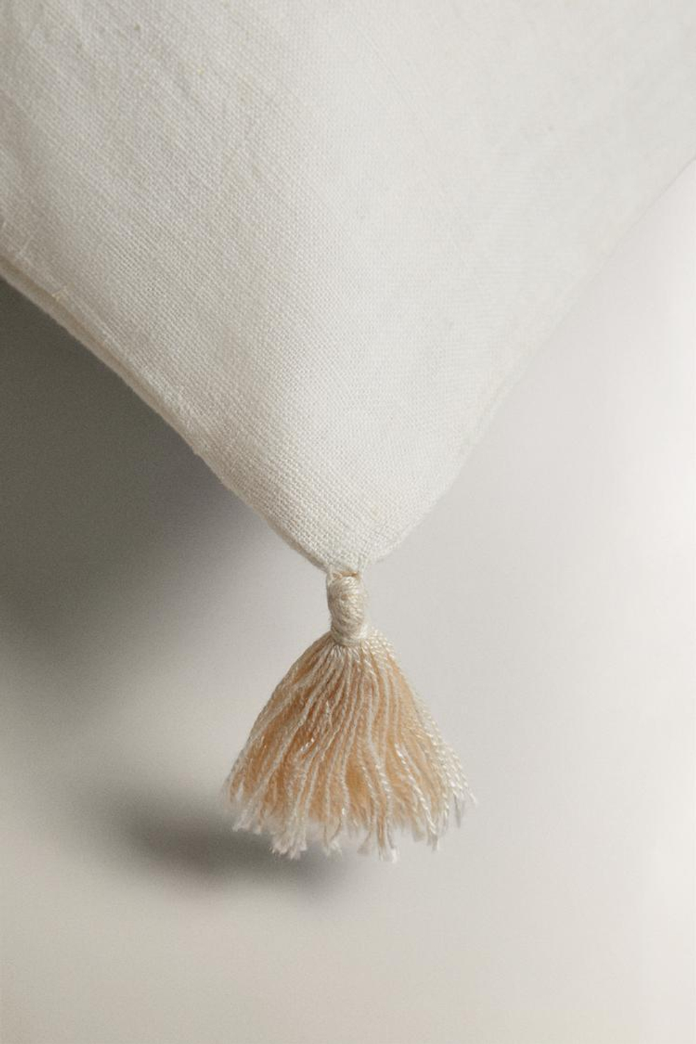 ZARA HOME ЧЕХОЛ ДЛЯ ДЕКОРАТИВНОЙ ПОДУШКИ С ВЫШИВКОЙ И КИСТОЧКАМИ, СВЕТЛО-БЕЖЕВЫЙ