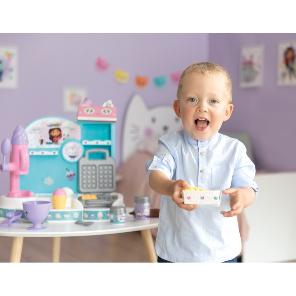 Smoby 350409 — Кафе-мороженое с машиной для мороженого, вафельницей и 20 аксессуарами Кукольный домик Габби 350409 — фото 10