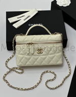 Белая сумка Chanel прямоугольная с золотой фурнитурой