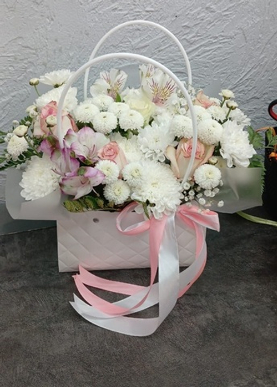 Корзинка нежная из хризантем, роз и альстромерий