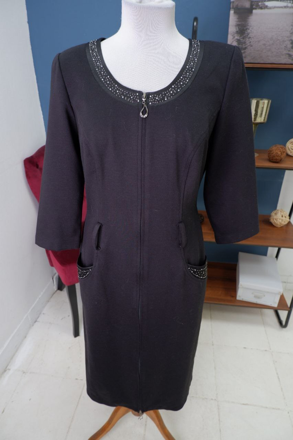 Платье лаконичного дизайна 42/44 размер