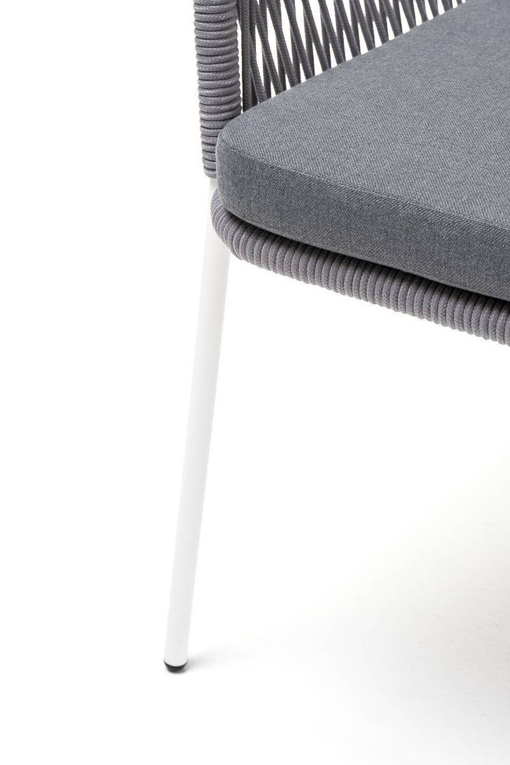 "Лион" стул плетеный из роупа, каркас из стали белый муар, роуп светло-серый круглый, ткань светло-серая