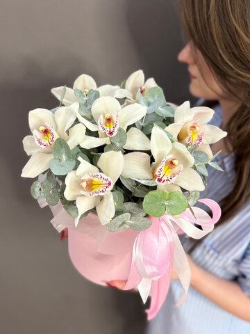 Коробка с 7 белыми орхидеями