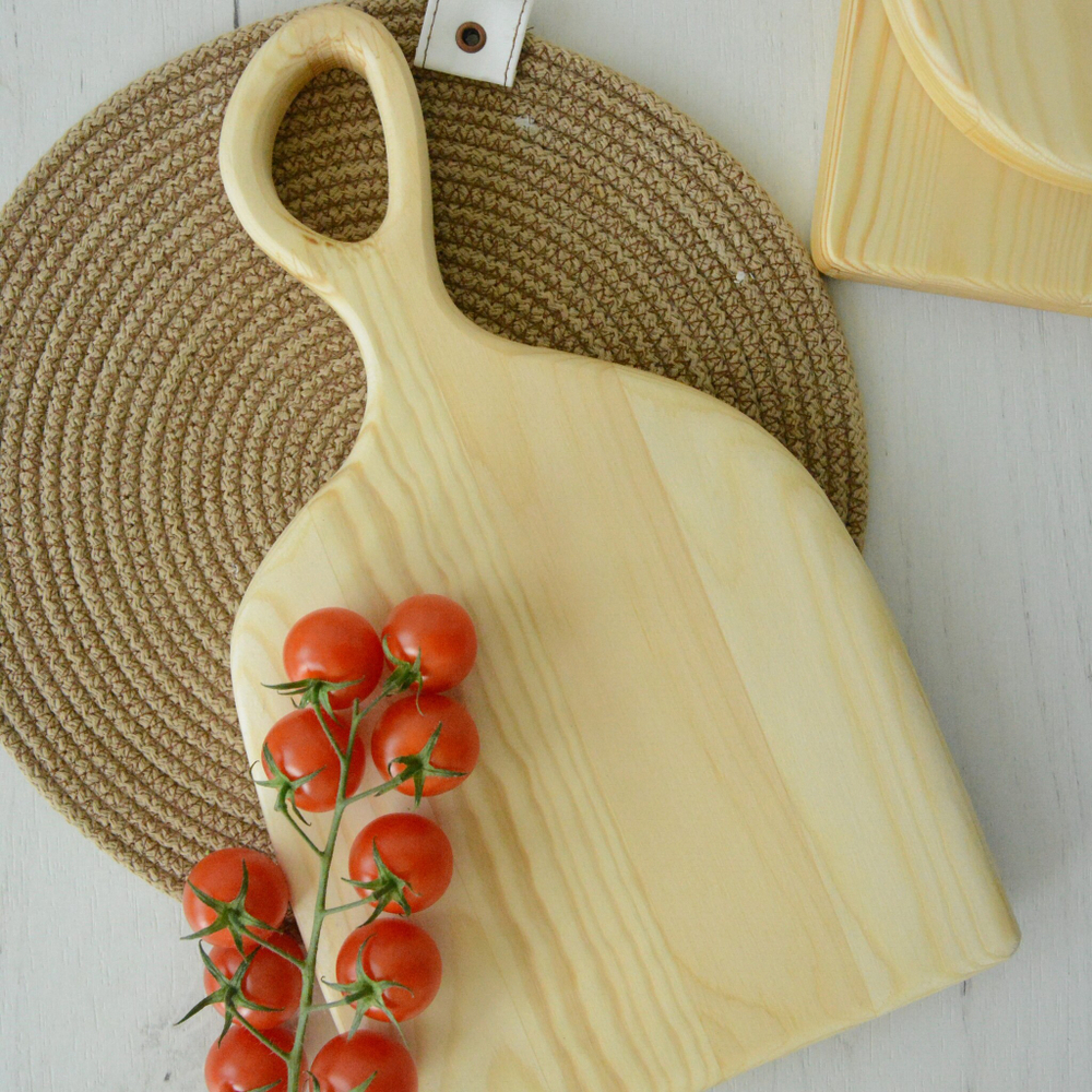 Доска разделочная деревянная квадратная.