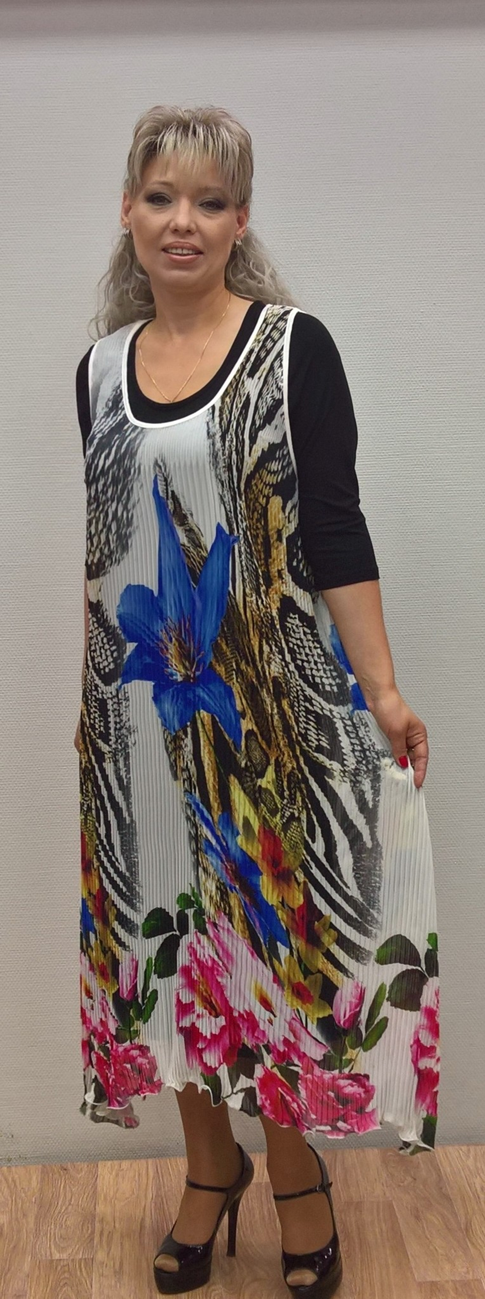 Яркий длинный сарафан в комплекте с черной туникой