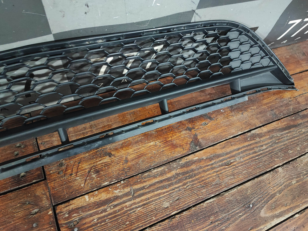 Решетка переднего бампера Mercedes A (W177) 18-нв Б/У Оригинал A1778859100