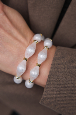 Браслет "Вуаль" белый жемчуг в белой сетке, оттенок золото