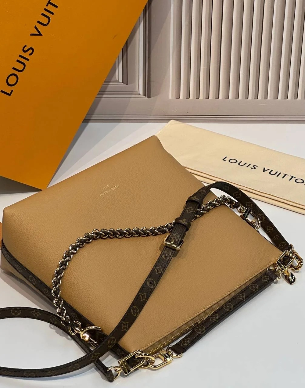 Бежевая сумка Louis Vuitton Multipass
