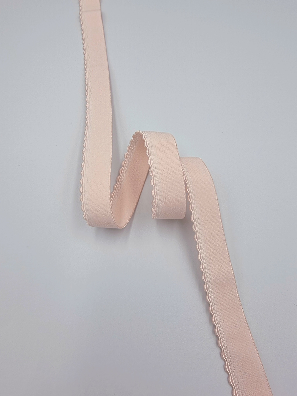 Ажурная становая резинка серебристый пион 15 мм (Pantone 12-1206 TPX)