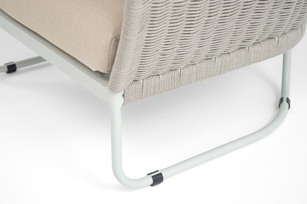 "Фиджи" кресло плетеное из роупа, каркас алюминий светло-серый (RAL7035) муар, роуп серый меланж круглый, ткань Mossle бежевая