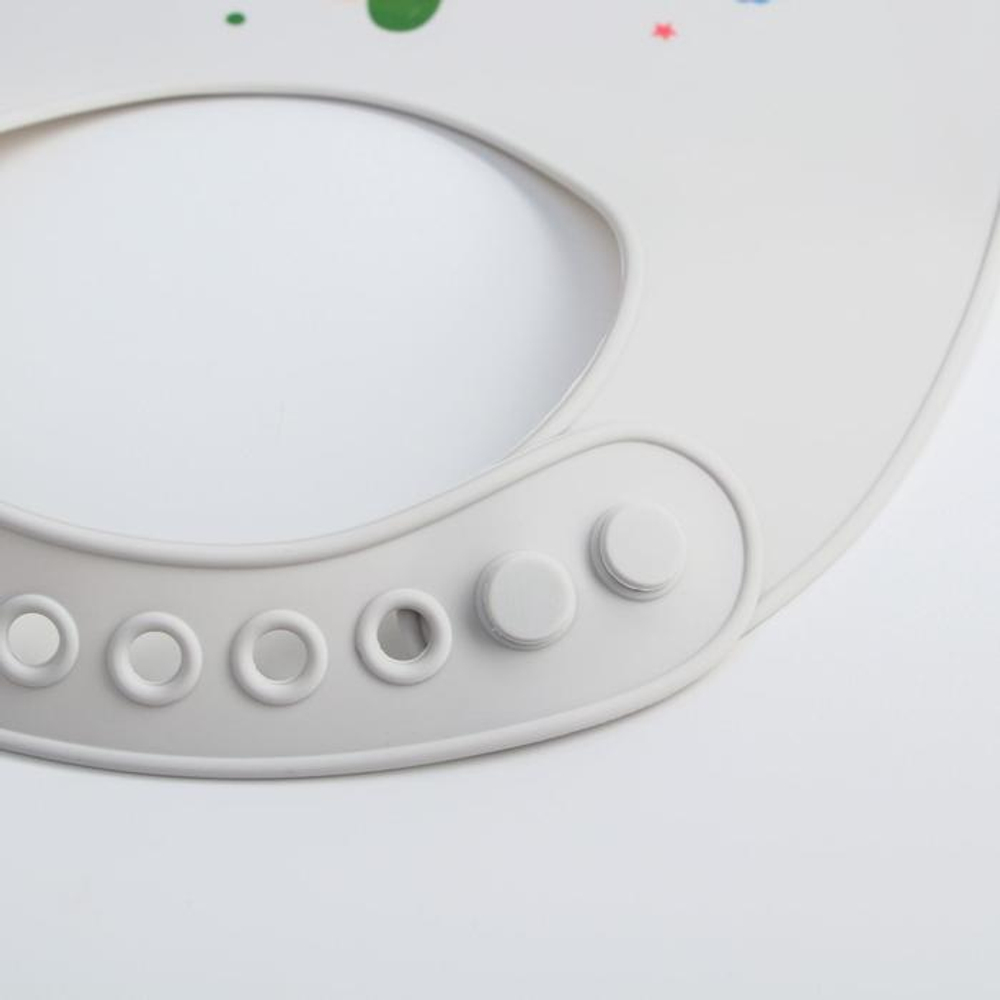 5385567 Нагрудник силиконовый, на кнопках, с карманом «Кит», цвет серый/белый