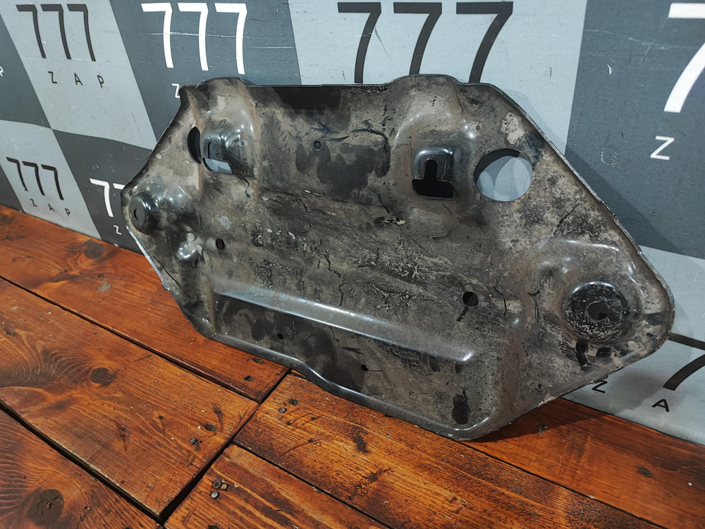 Защита антигравийная Jeep Grand Cherokee (WK2)  Б/У Оригинал 68187867AC