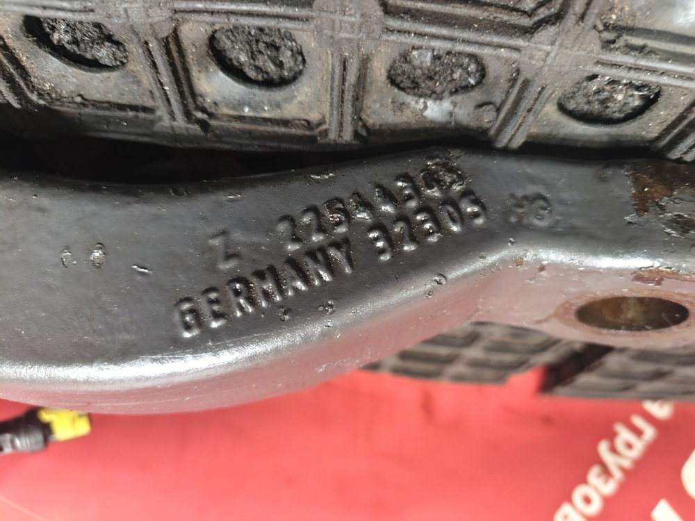 Кулак поворотный левый