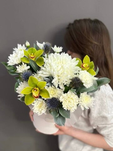 Коробка с цветами в бело-зеленой гамме