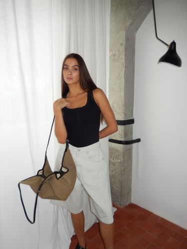 Светло-серые бермуды из денима