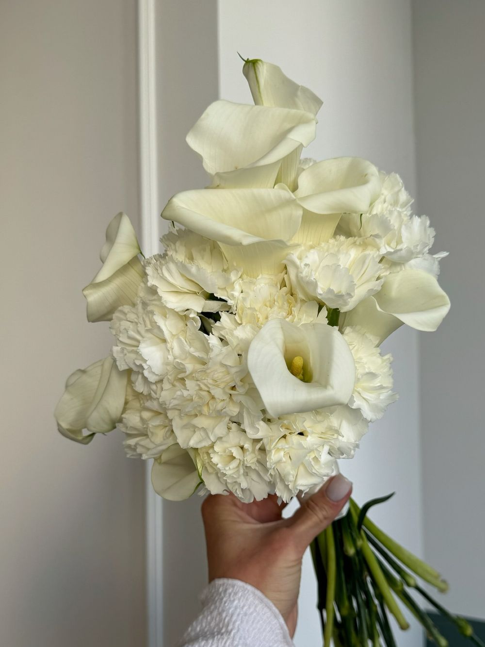 Свадебный букет из калл и диантусов