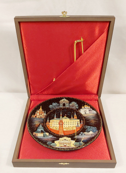 Сувенирная тарелка "Москва. Достопримечательности" с росписью (лаковая миниатюрная  живопись) в подарочном футляре