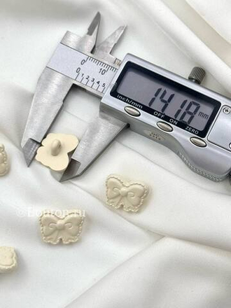 Пуговицы бантики пластиковые бежевые (молочные)