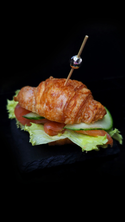 Сливочный круассан с семгой и салатом Айсберг