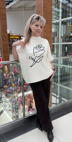 Белый джемпер с изображением цветка