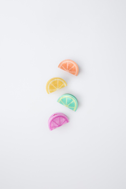 ZARA НАБОР ИЗ 4 ЗАКОЛОК ДЛЯ ВОЛОС «ФРУКТЫ», ЖЕЛТЫЙ