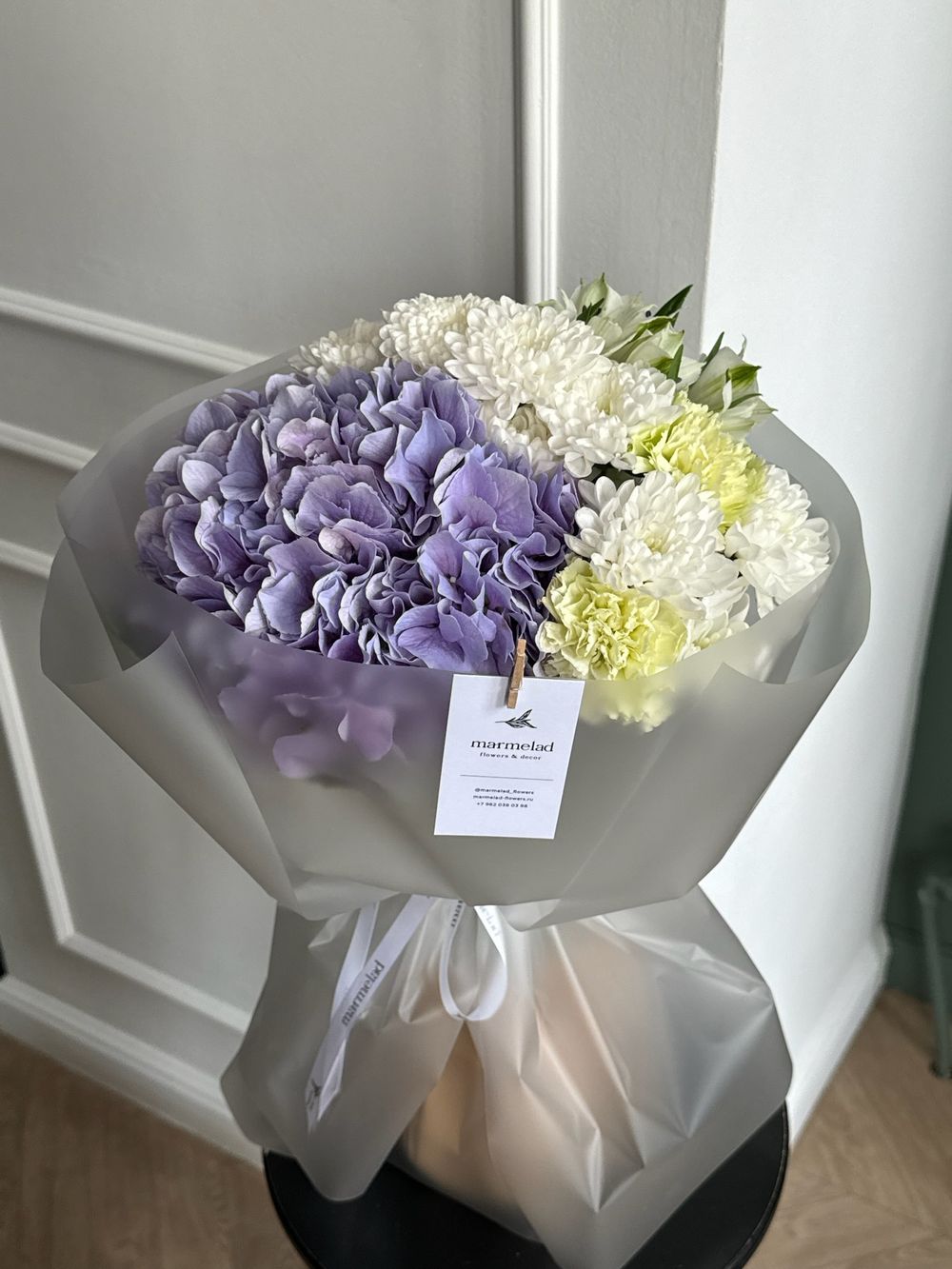 Сборный букет из гортензии, хризантемы, диантусов и альстромерии