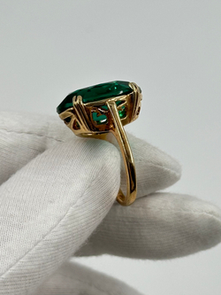 Кольцо с зелёным кристаллом