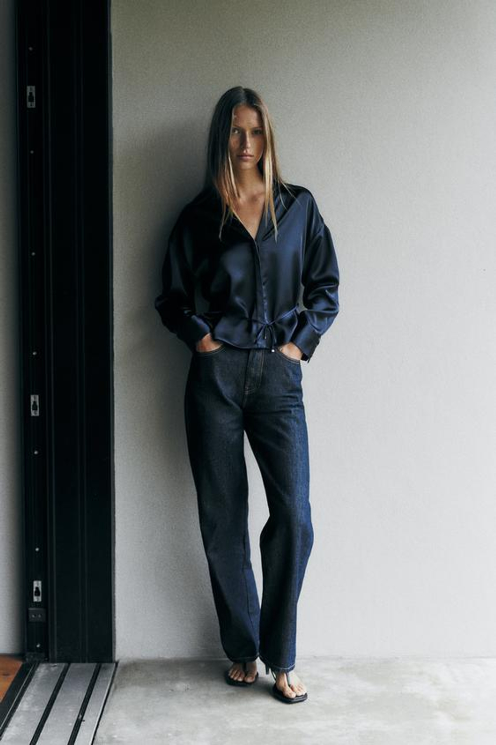 ZARA АТЛАСНАЯ БЛУЗКА С ТОНКИМ ПОЯСОМ, МОРСКОЙ СИНИЙ