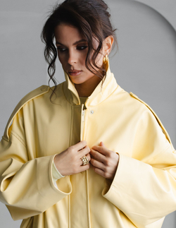 Бомбер из эко-кожи лимонный