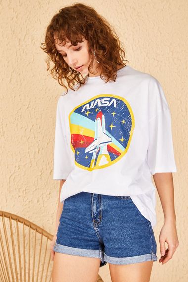 Qadın üçün geniş ölçülü ağ t-shirt 10501025