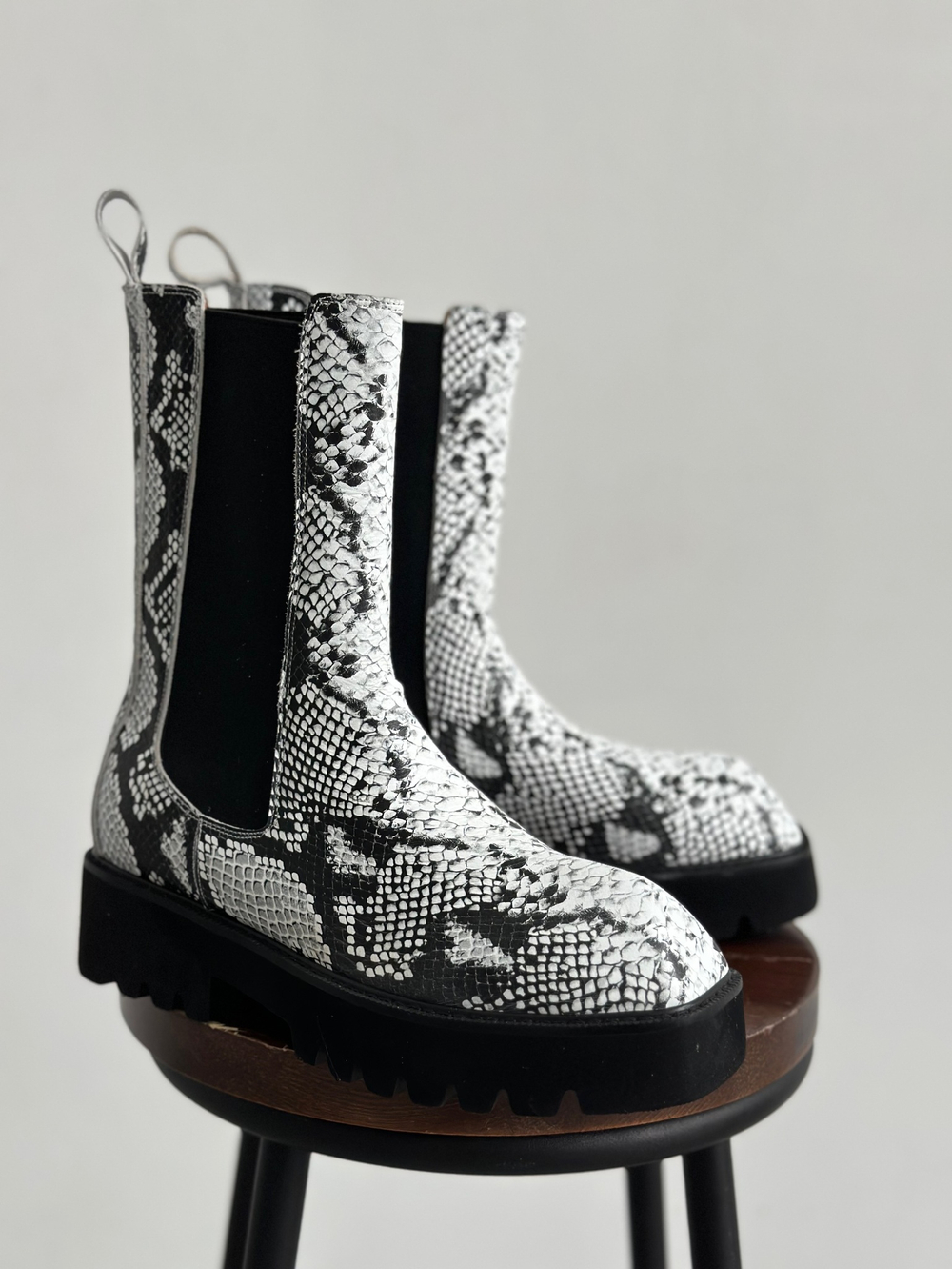 Челси с фигурным мысом LINDA SNAKE PRINT