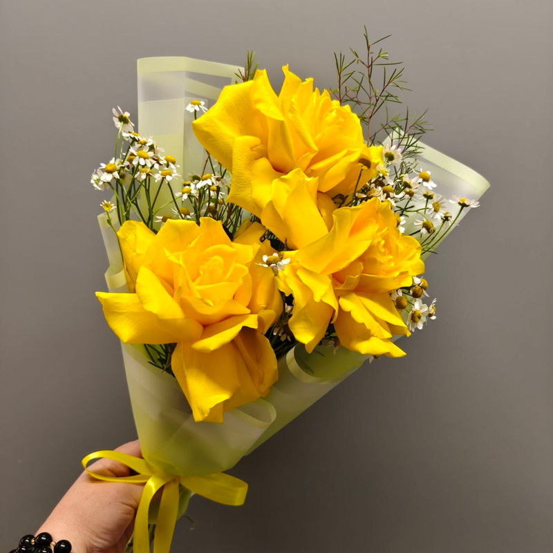 Букет-комплимент из жёлтых французских роз Букет-комплимент из жёлтых французских роз