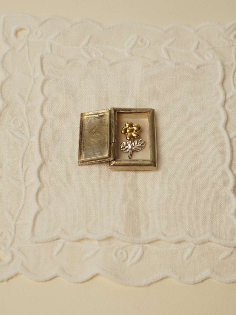 Подвеска Цветочек на шнурке