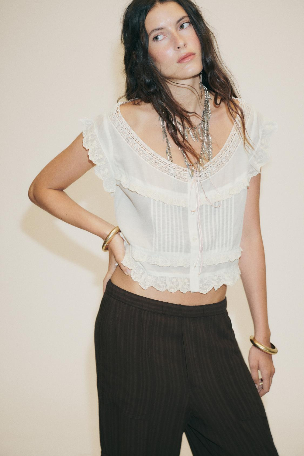 ZARA УКОРОЧЕННЫЙ ТОП ИЗ МАРЛИ С ВЫШИВКОЙ И БАНТОМ, ЭКРЮ