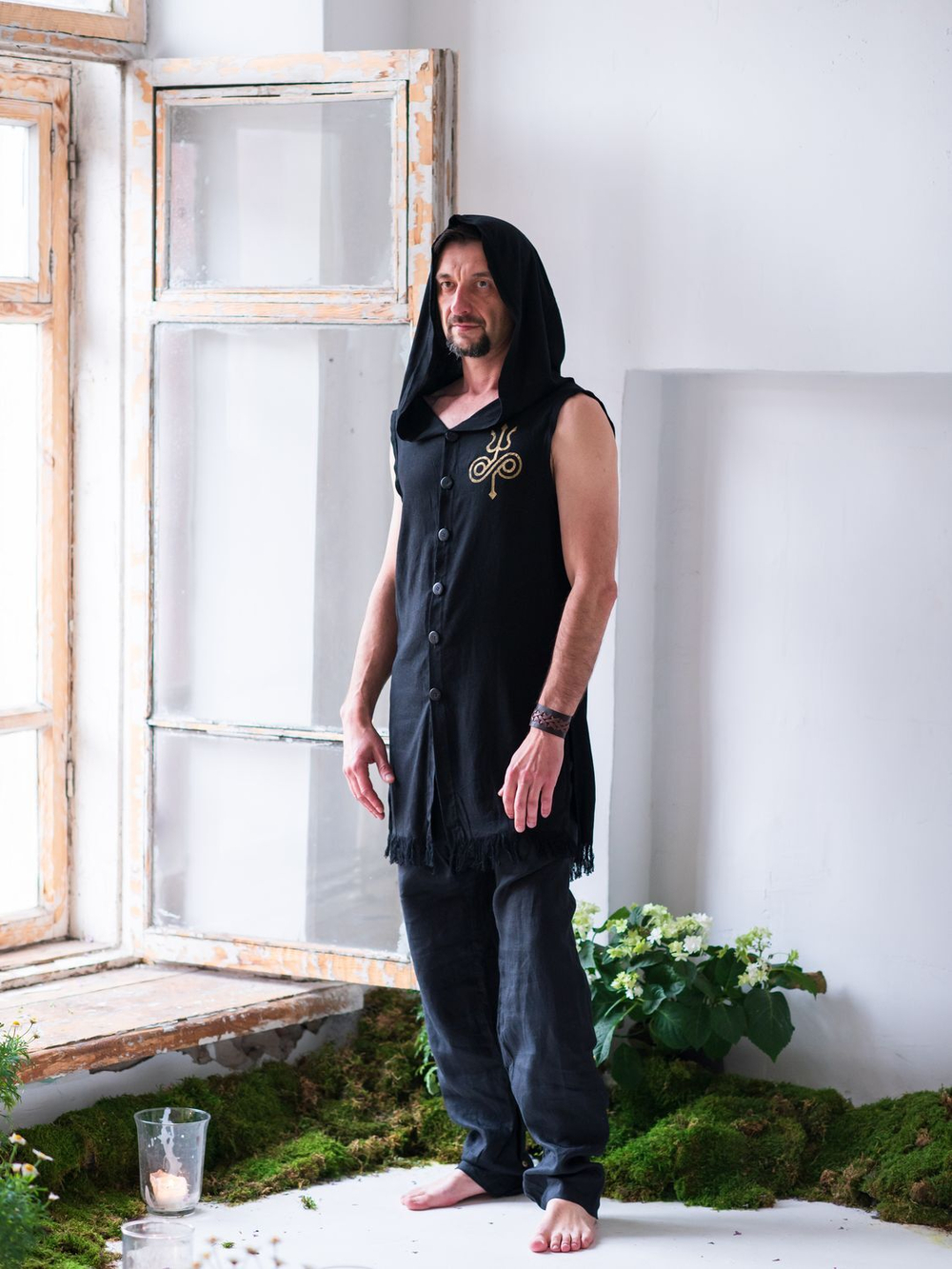 Мужская безрукавка с капюшоном (черный)