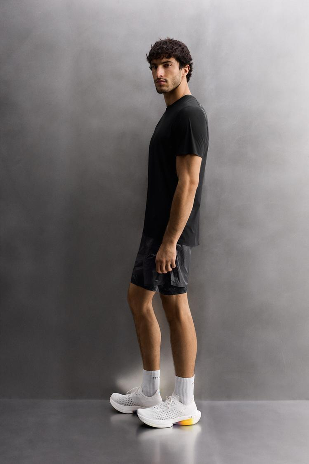 ZARA ЛЕГКАЯ ФУТБОЛКА ИЗ ТЕХНИЧЕСКОЙ ТКАНИ, ЧЕРНЫЙ