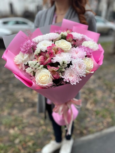 Букет с белыми розами и розовой альстромерией