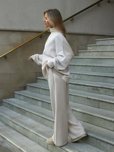 Костюм из кашемира молочного цвета